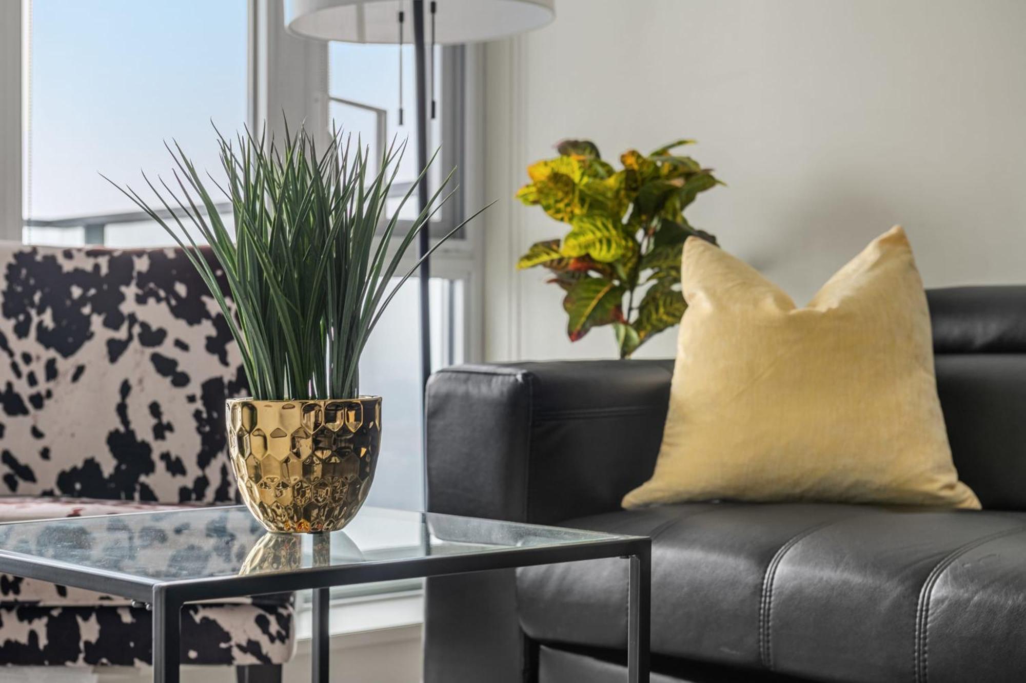 Willa Stunning 34Th Floor Views, Prime Downtown Location - Near Stampede, Casino, Bars! Free Banff Pass, Parking, Wine! Calgary Zewnętrze zdjęcie