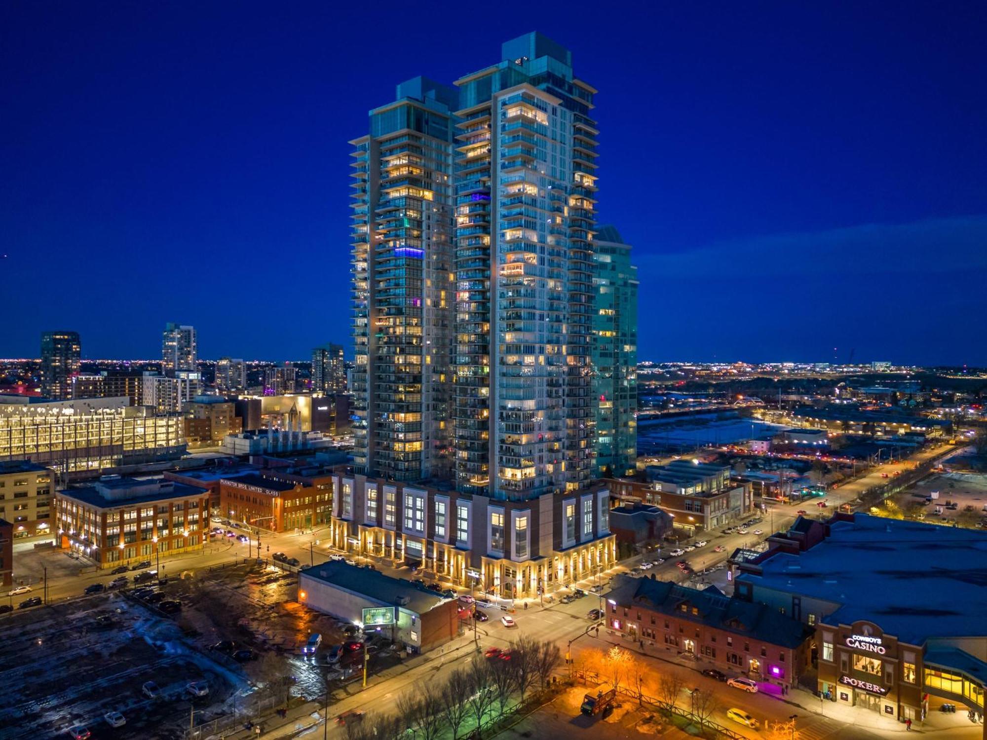 Willa Stunning 34Th Floor Views, Prime Downtown Location - Near Stampede, Casino, Bars! Free Banff Pass, Parking, Wine! Calgary Zewnętrze zdjęcie